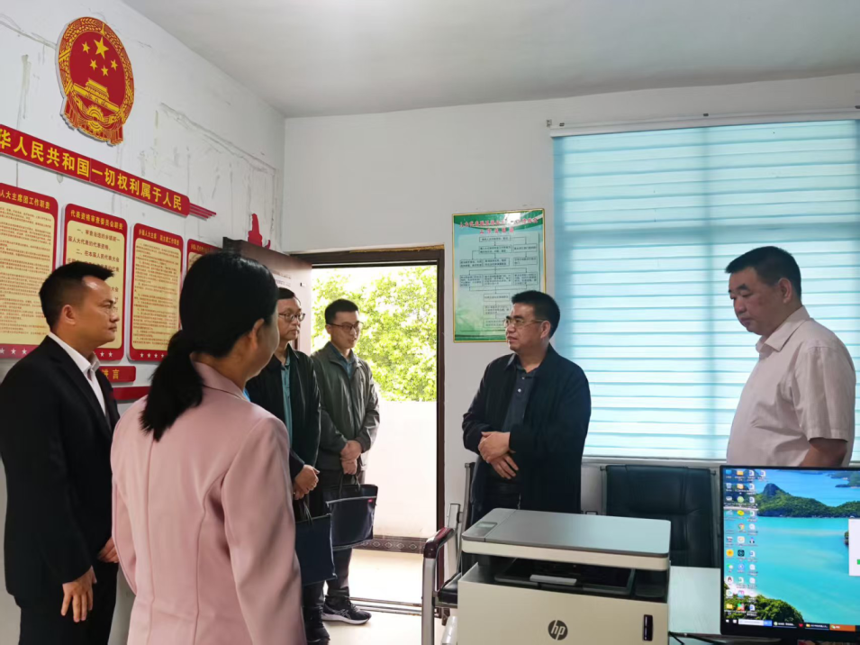 4.16州人大常委会副主任胡恩平带队赴白羊溪乡、武溪镇调研“三会三文”贯彻落实情况。田明主任、彭晓云副主任陪同调研1.jpg