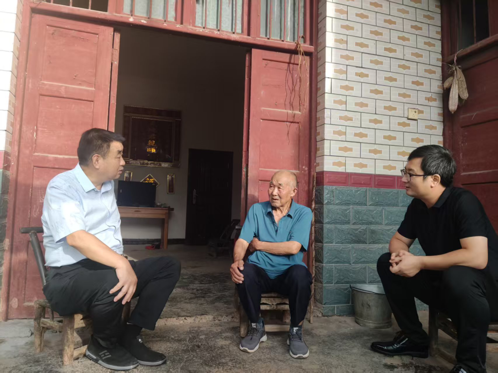 7.1田明主任建党104年之际,走访慰问石榴坪乡民力村老党员,送去党的关心和温暖3.jpg